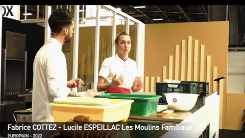 Lucile Espeillac en démonstration à Europain d’une farine de Rouge de Bordeaux des Moulins Familiaux.